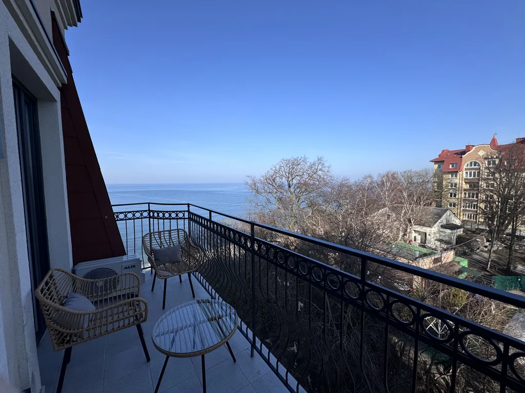 Дизайнерский апартамент с видом на море