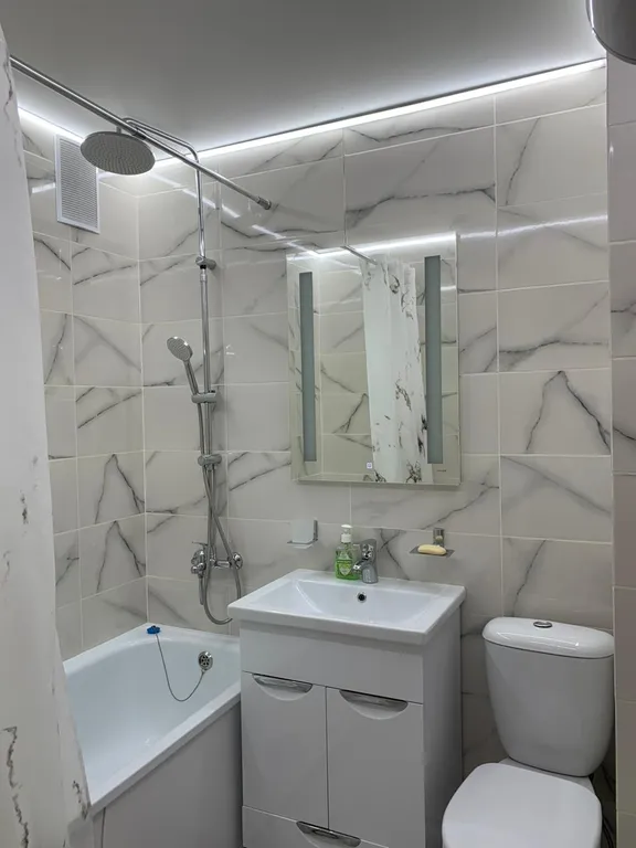 Романтическое свидание в уютной квартире возле набережной