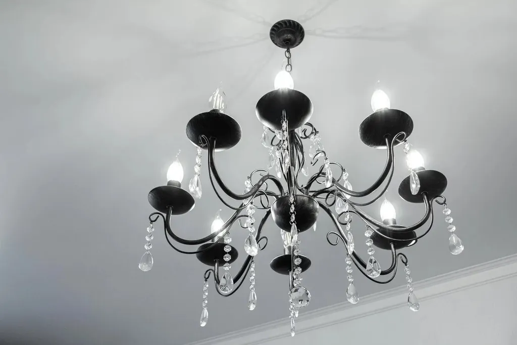 Шикарная дизайнерская квартира с кованой кроватью и камином