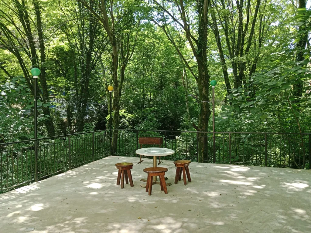 Домик с верандой в лесу