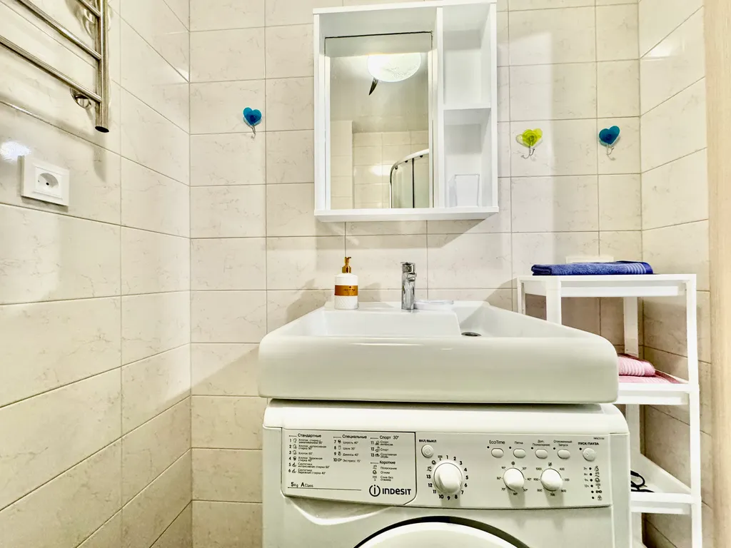 Уютная квартира-студия с большой кроватью и диваном