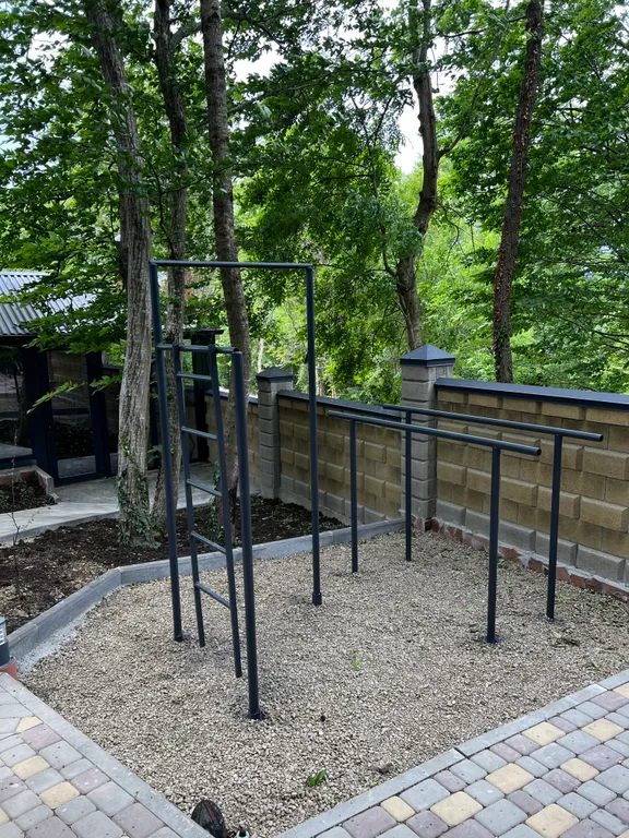 Домик в лесу у моря с верандой