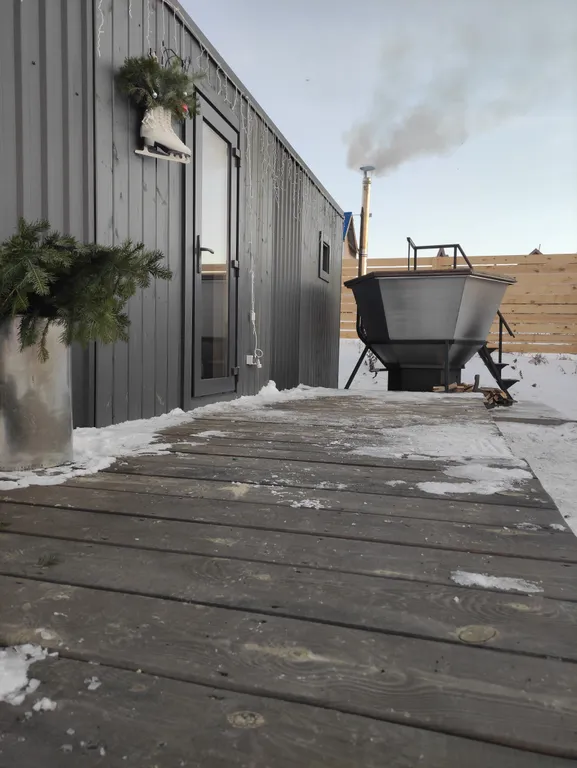 Уютный сканди домик с видом на озеро, баня, чан