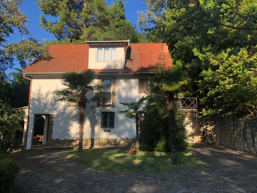 Два дома на море с бассейном и садом