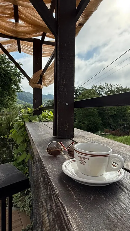 Комфортное проживание в лесу у моря