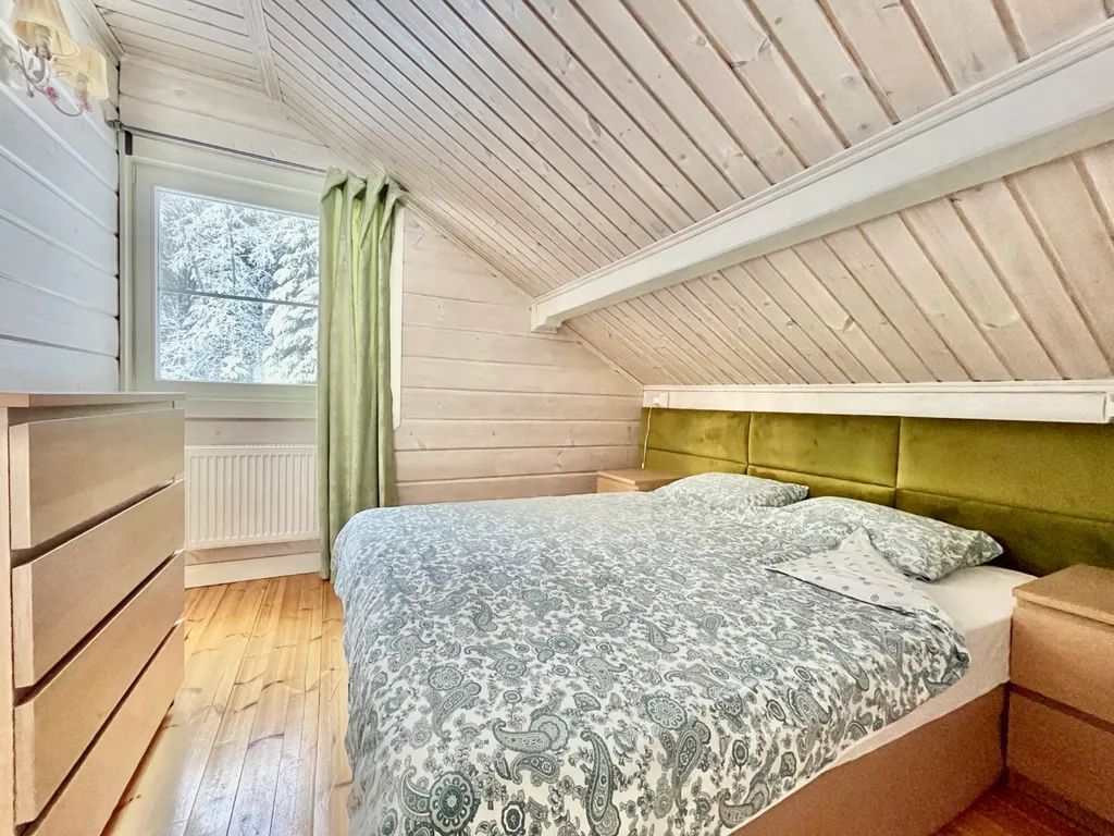 Коттедж с сауной и камином на берегу озера в сосновом лесу