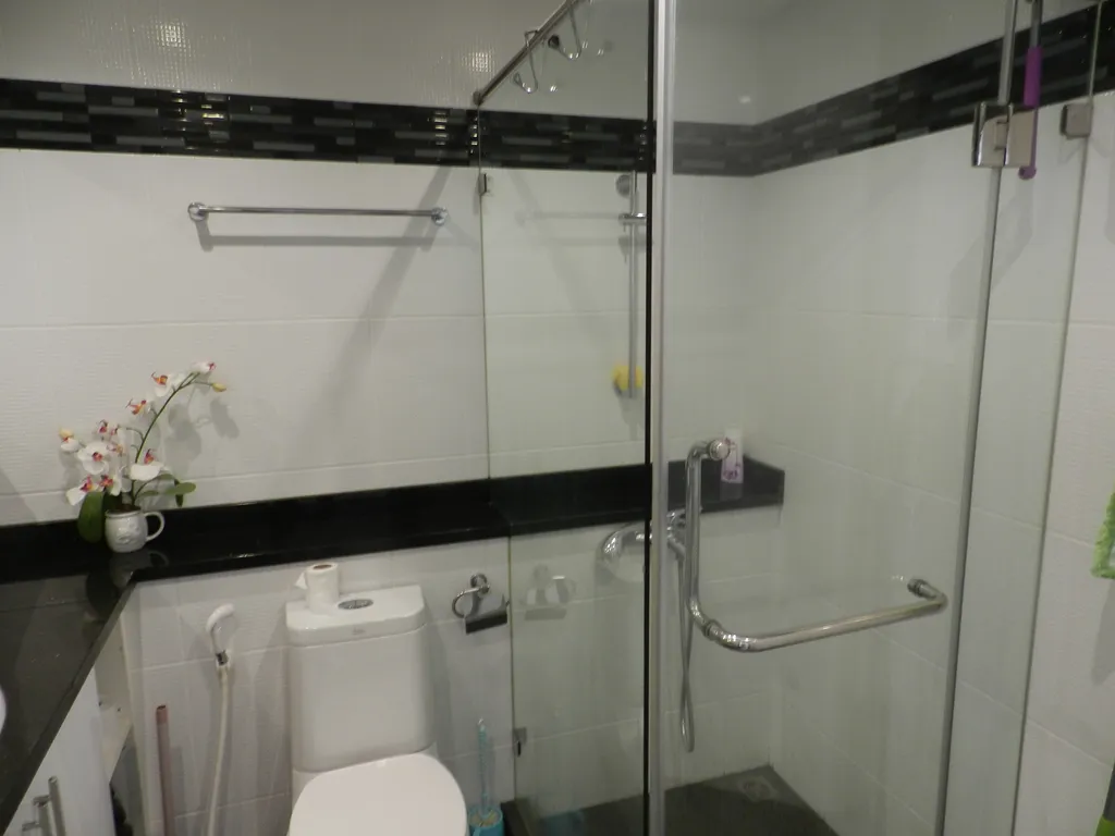 Студия с фронтальным видом на море