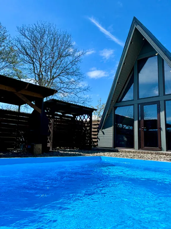 Отдельный домик а-фрейм с бассейном и видом на горы