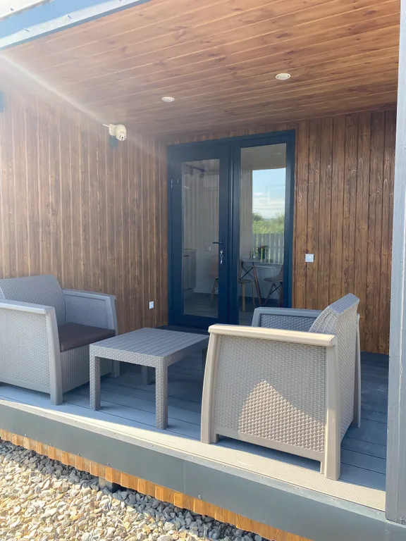 Домик с панорамными окнами и беседкой