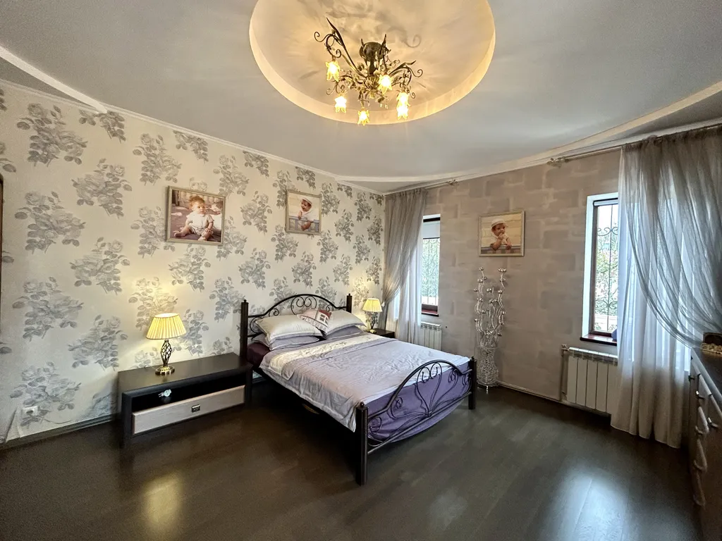 Вилла с бассейном и сауной в центре Ялты