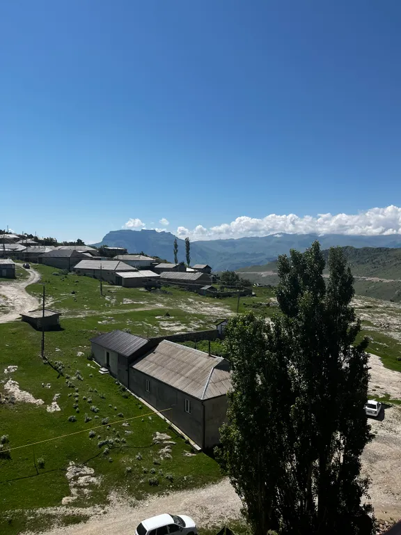 Домик с видом на горы