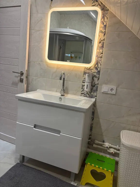 Уютный дом с беседкой на берегу озера