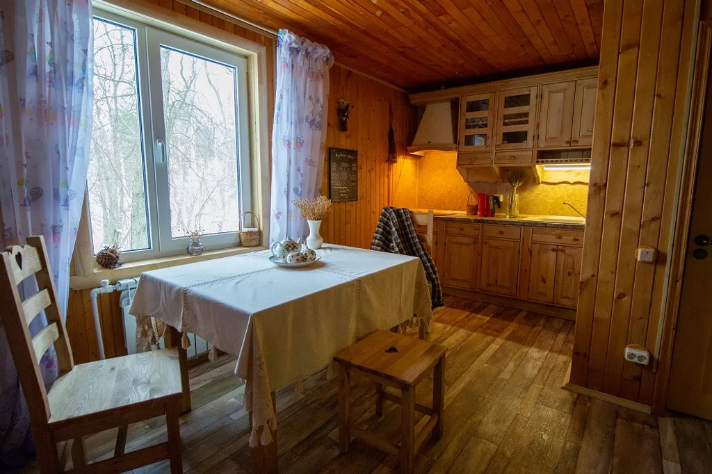 Уютный деревянный дом на берегу реки