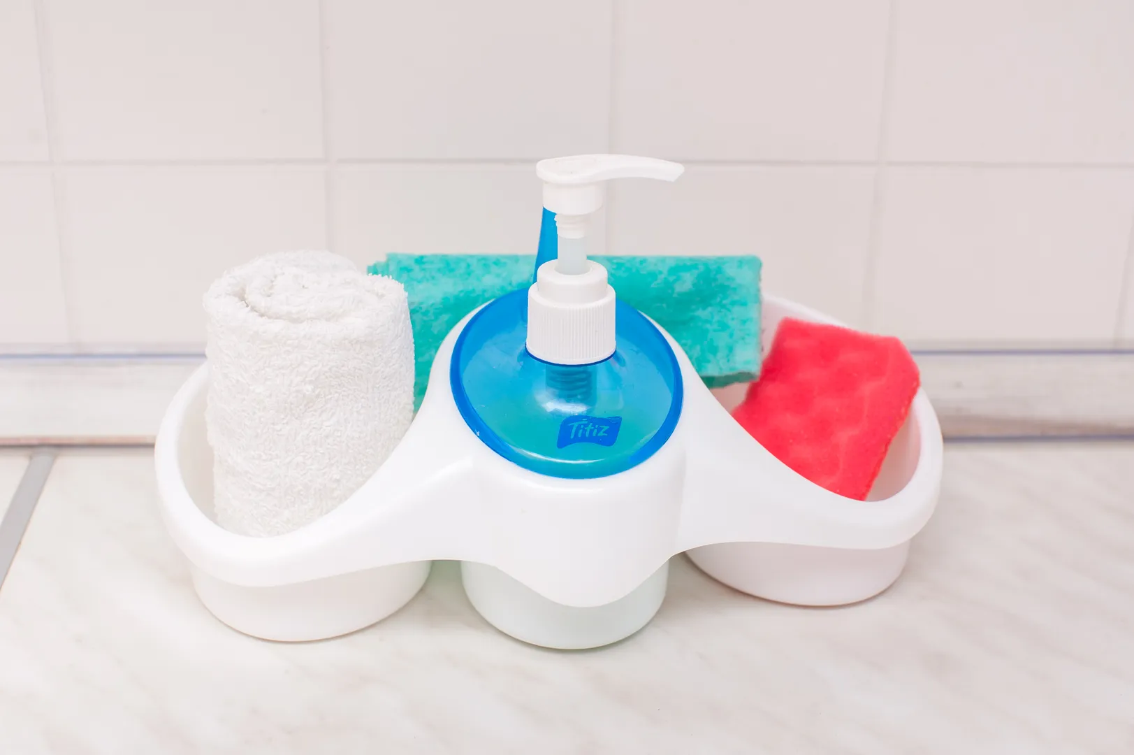 Кухонное полотенце, средство для мытья посуды, губка и тряпочка.