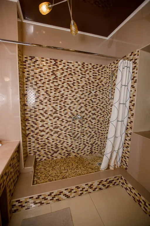 Роскошный номер для пар и семей с детьми, с балконом, кухней и диваном