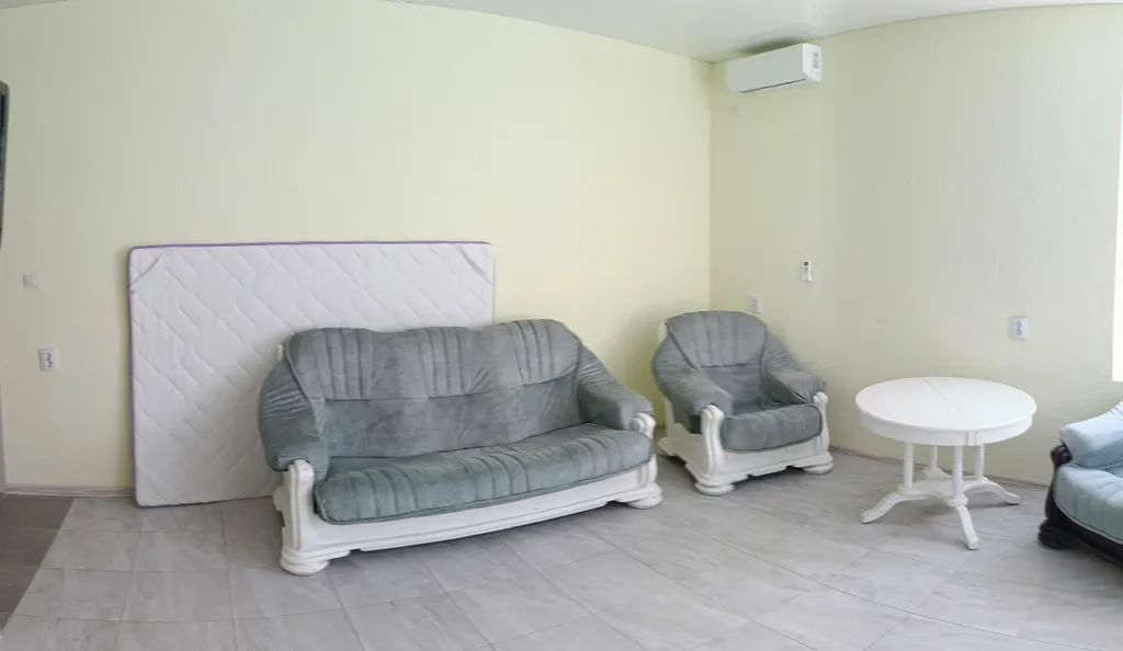 Уютная комната с отдельной кухней в коттедже