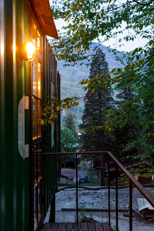 Домик на лесном склоне с видом на горы