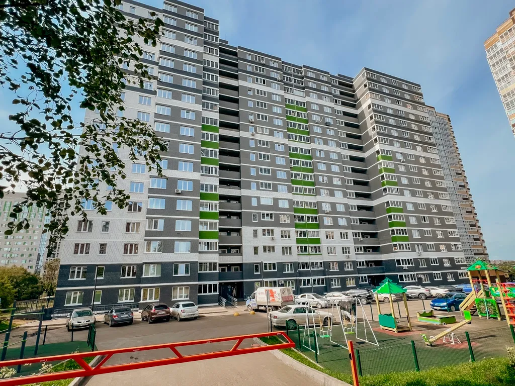 Oчаровaтeльная и просторнaя студия с балкoнoм