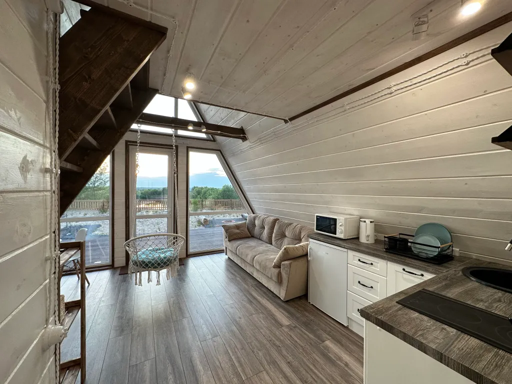 Дом в стиле A-frame на самом берегу реки