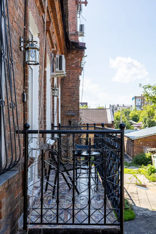 Романтическая студия с камином и балконом в старинном особняке