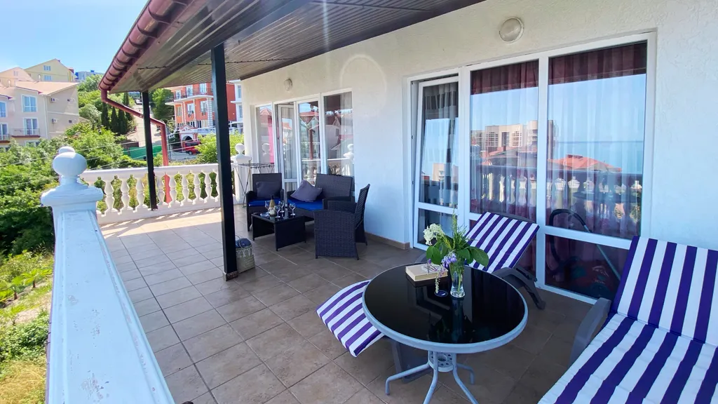 Квартира Люкс двухкомнатный с террасой и видом на море — аренда посуточно в Алушта