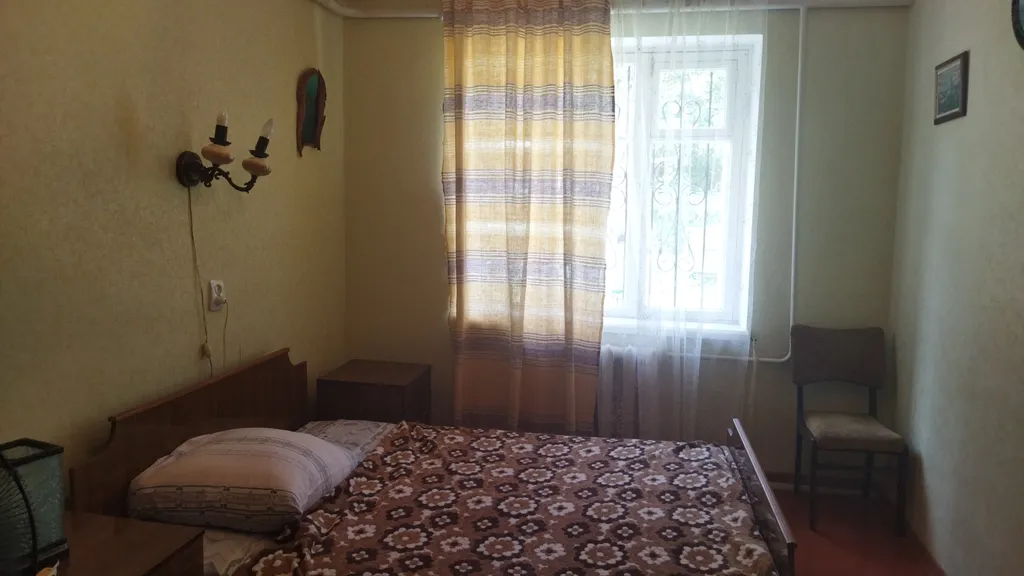 Светлая комната с видом на осенний сад