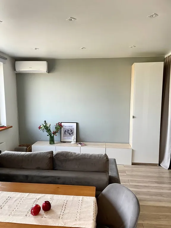 Стильная студия с красивым видом из окна