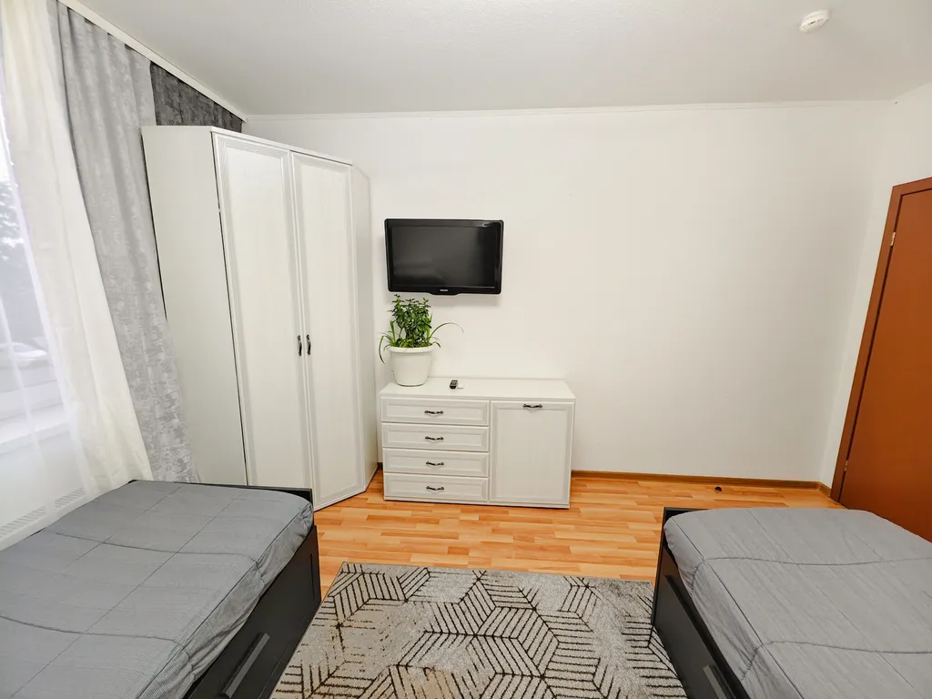 Двухкомнатная/2+1+1+1+1/ Уралмаш/ новостройка /большая кухня/лоджия