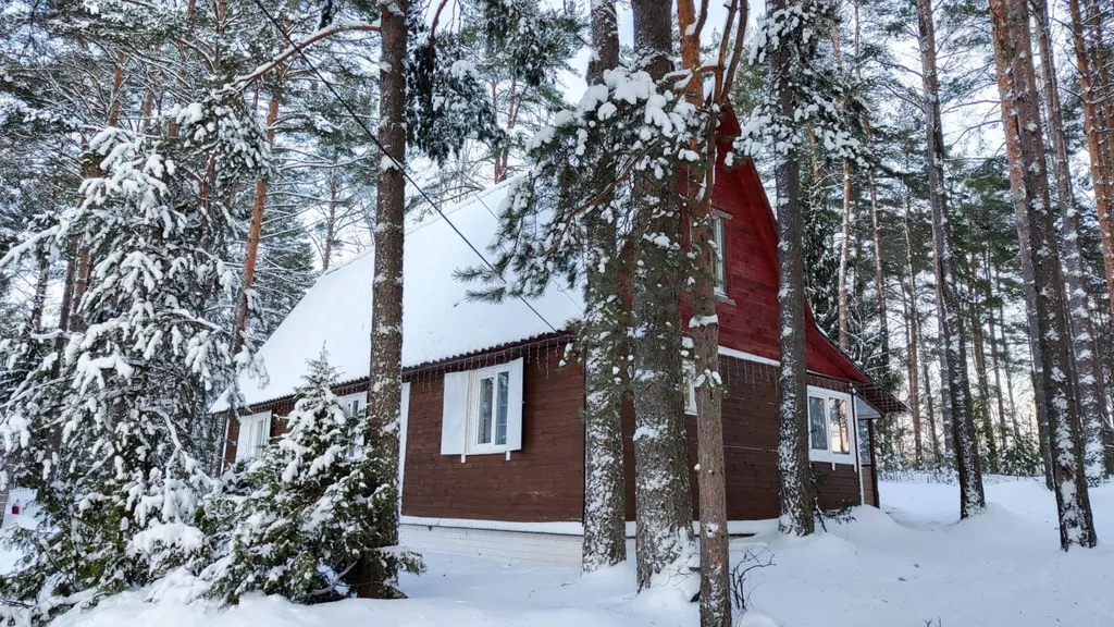 Дом с баней, банным чаном, детской площадкой и батутом у озера в сбору