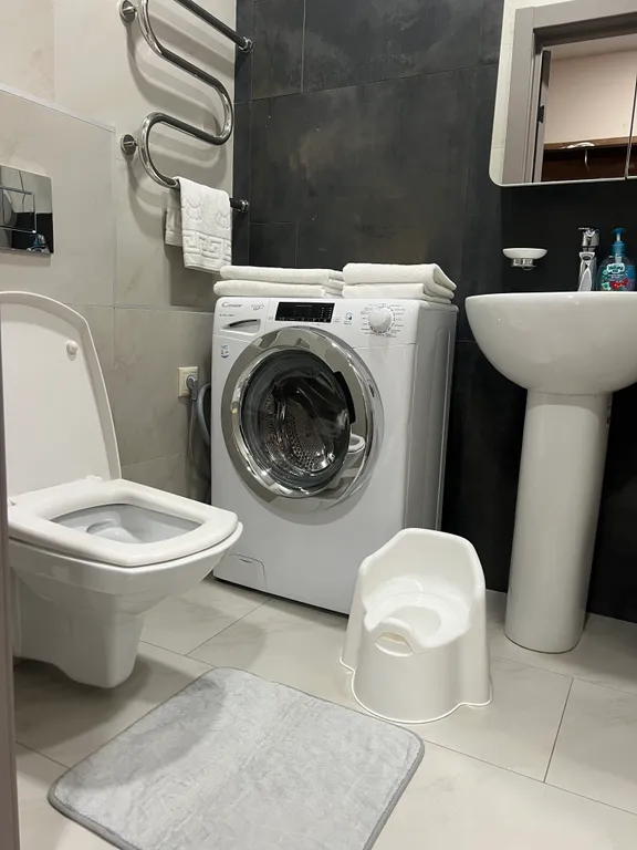 Уютная квартира с видом на морской порт и горы