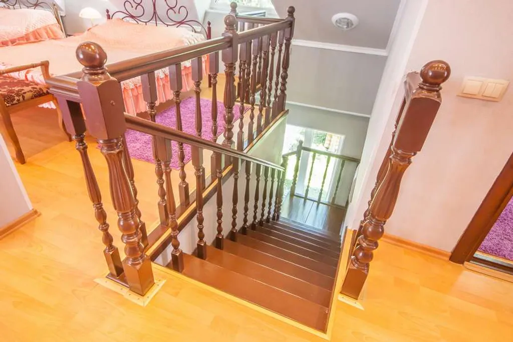 Дом с видом на сад и озеро