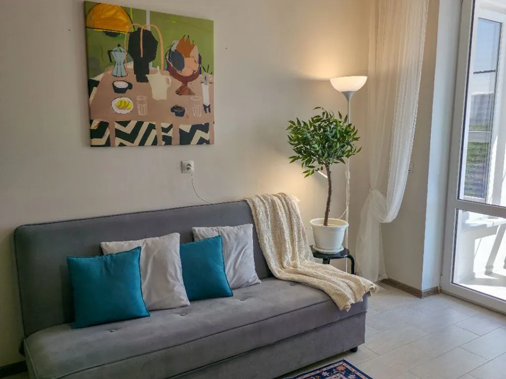 Уютная квартира с закрытым двором и парковкой (уютный дом)