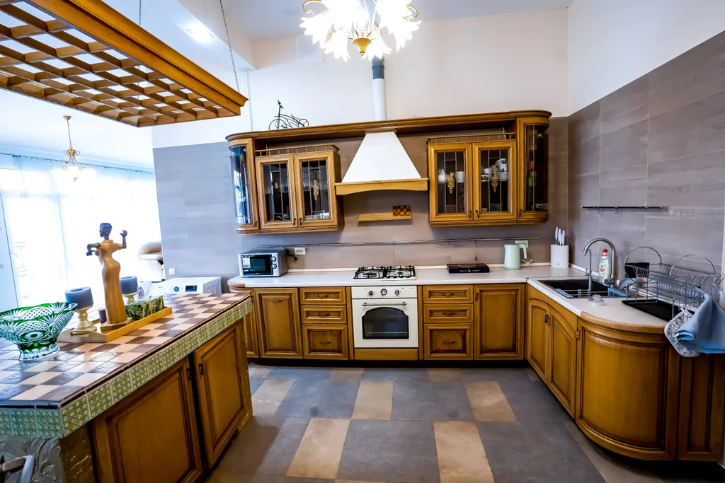 Номер делюкс с видом на бассейн, горы и аэропорт