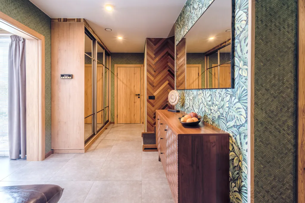 Дом у сквера в центре Поляны