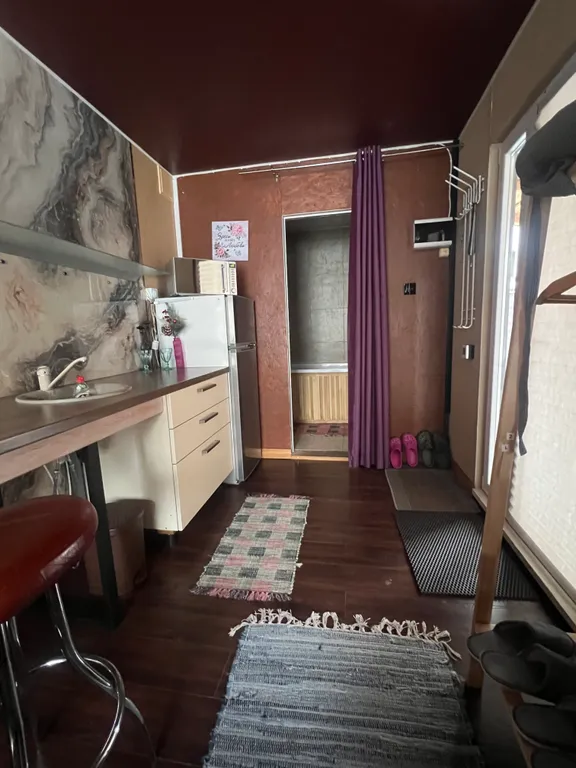 Уютный теплый домик у реки