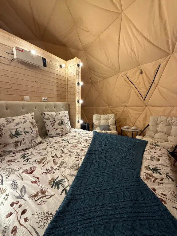 Купольный домик в окружении леса