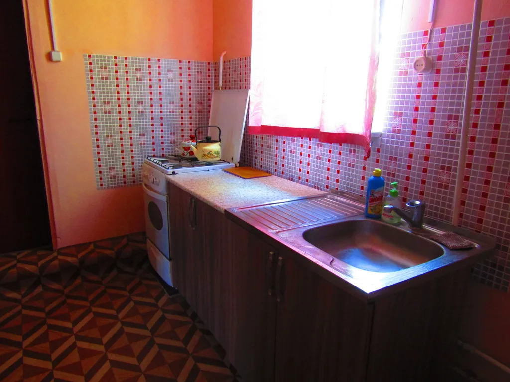 Дом с двумя спальнями и крыльцом с садовой мебелью