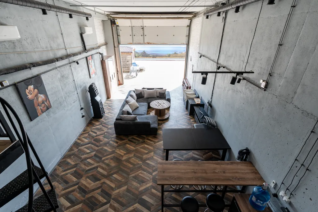 Эллинг на берегу моря