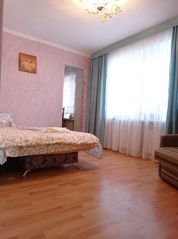 Небольшая, очень светлая и летом с приятной прохладой квартира