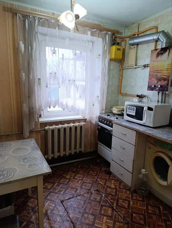 Двухкомнатная квартира в Шахтёрске с водой