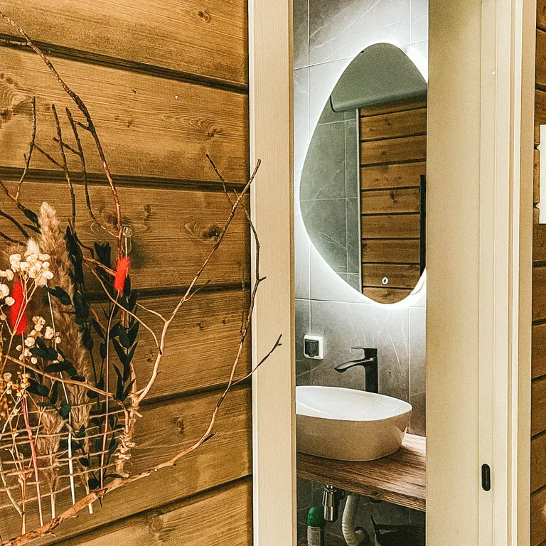 Уютный дом в лесу