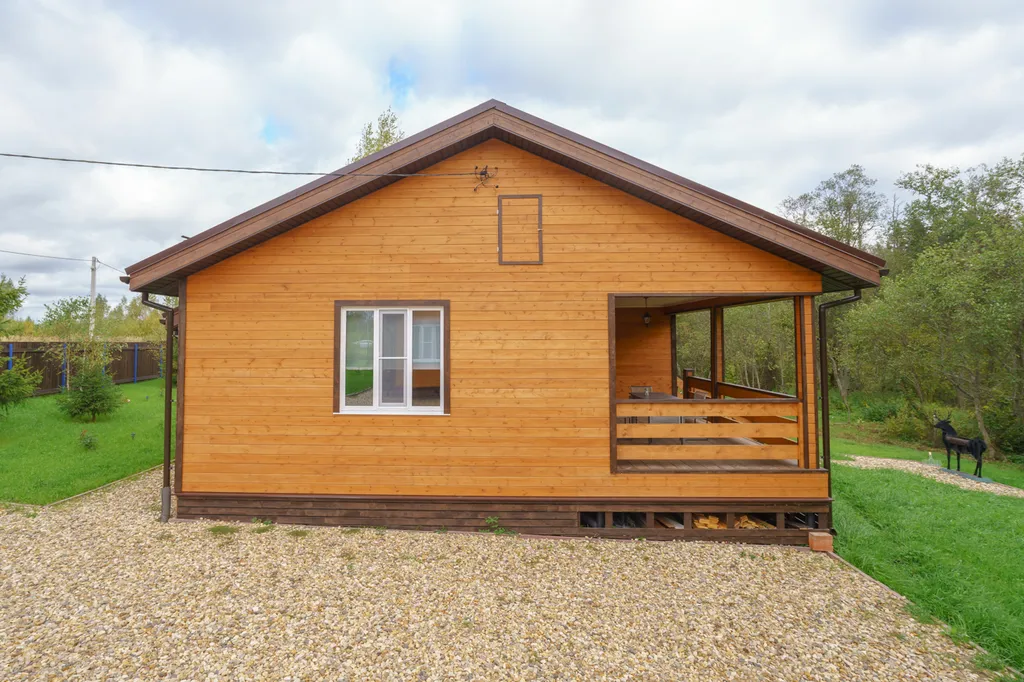 Новый загородный дом у реки с баней и бассейном