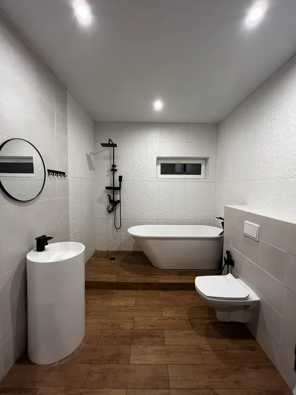 Дом с березовым лесом на участке