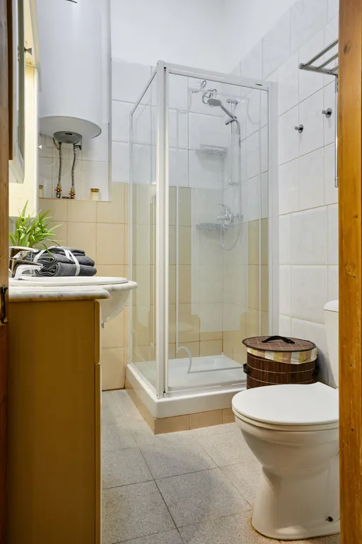 3 спальни, балкон, красивый дом