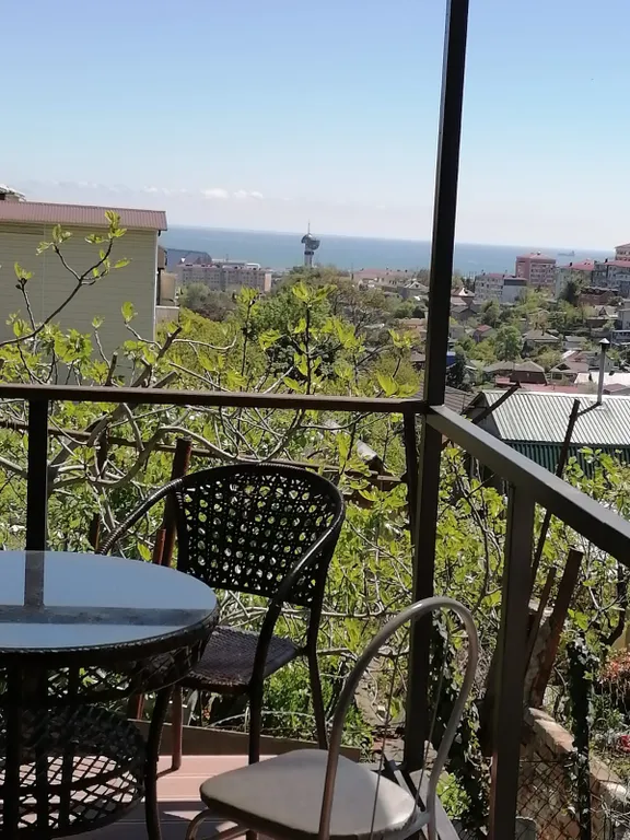 Отдельный домик в саду с видом на море