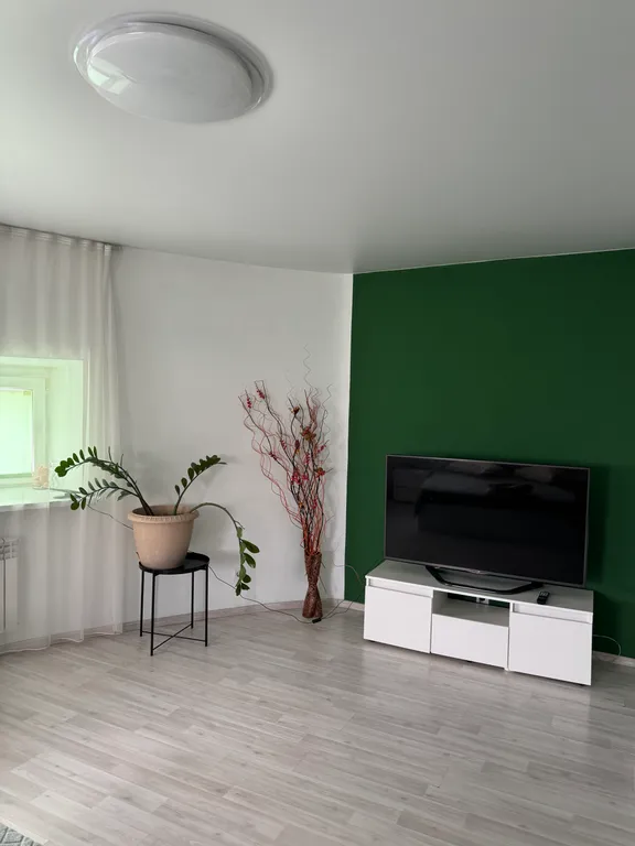 Шикарная студия с выходом на собственную крышу с садовой мебелью