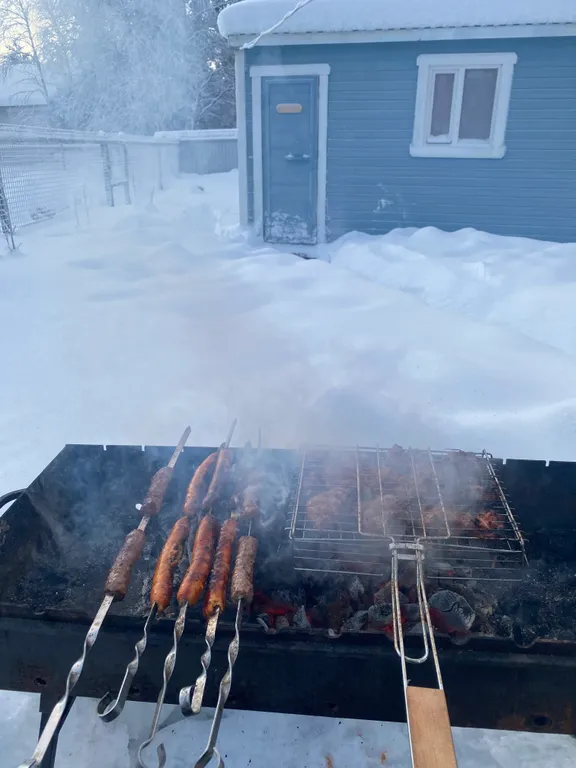 Уютный дом у леса и озера