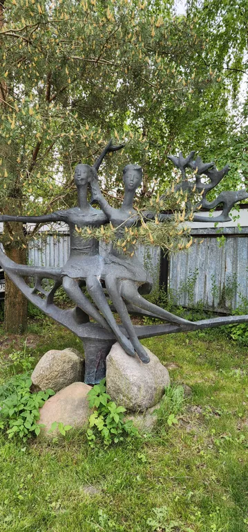 Дом с шикарной беседкой на озере