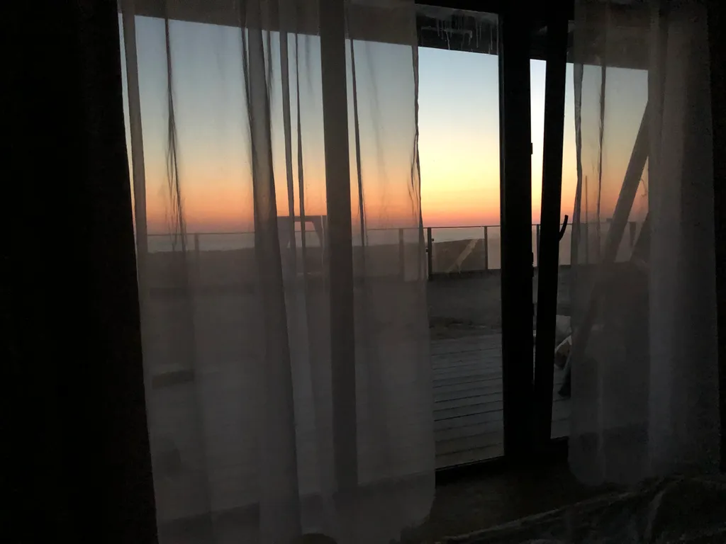 Современный стильный дом у моря