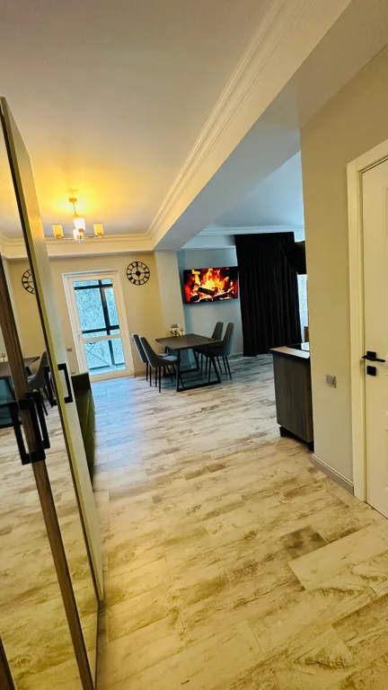 Квартира с дизайнерским евроремонтом и кухонной зоной